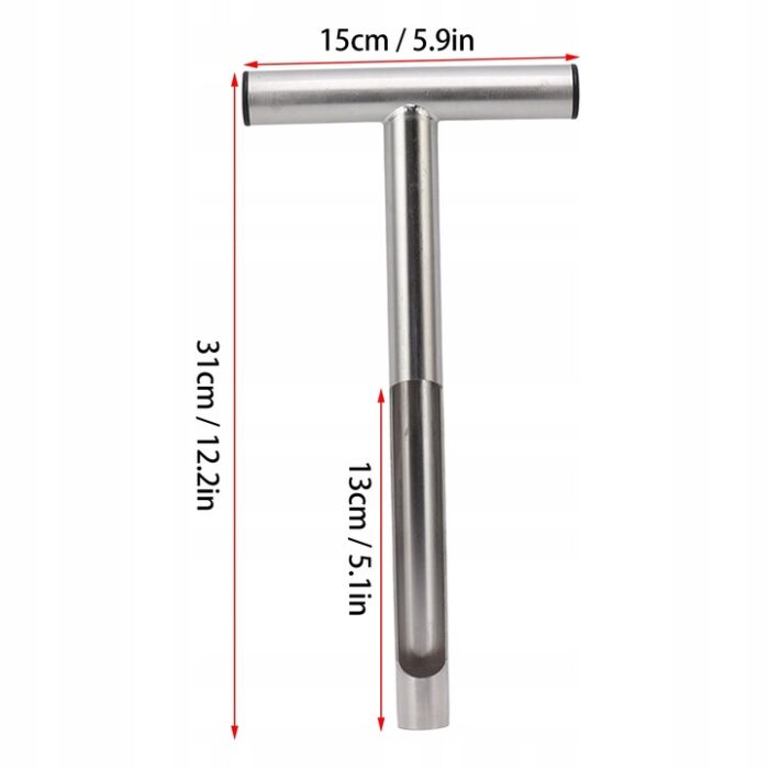 Metalowa laska Egnera do pobierania próbek gleby z zaznaczonymi wymiarami: długość całkowita 31 cm (12.2 in), szerokość uchwytu 15 cm (5.9 in) oraz długość otworu próbkującego 13 cm (5.1 in).